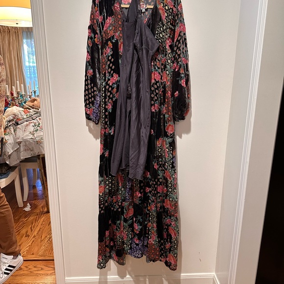 Johnny was
Not sure but it’s Gorgeous and heavy with beautifuliful fabric - Picture 14 of 17